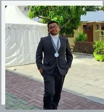 ALIF MUHAMMAD HAFIZ – MAHASISWA DEPARTEMEN PENDIDIKAN EKONOMI BERHASIL MERAIH MEDALI EMAS PADA OLIMPIADE SAINS NUSANTARA (OSNUS)