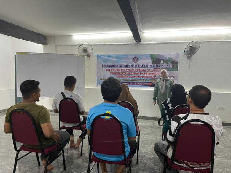 Tim Pengabdian Kepada Masyarakat Internasional Prodi Pendidikan Ekonomi Melaksanakan Pengabdian Internasional di Selangor, Malaysia